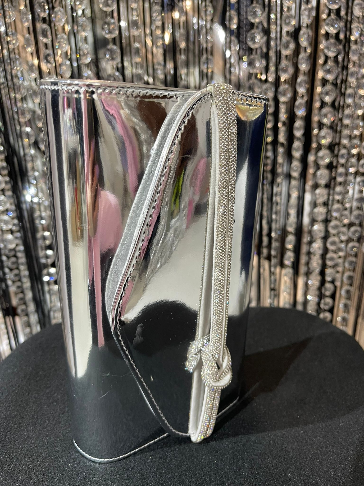 Kabelka spoločenská strieborná lak