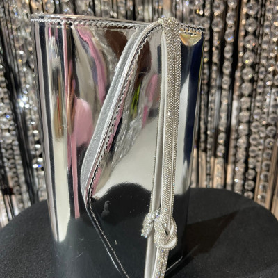 Kabelka spoločenská strieborná lak