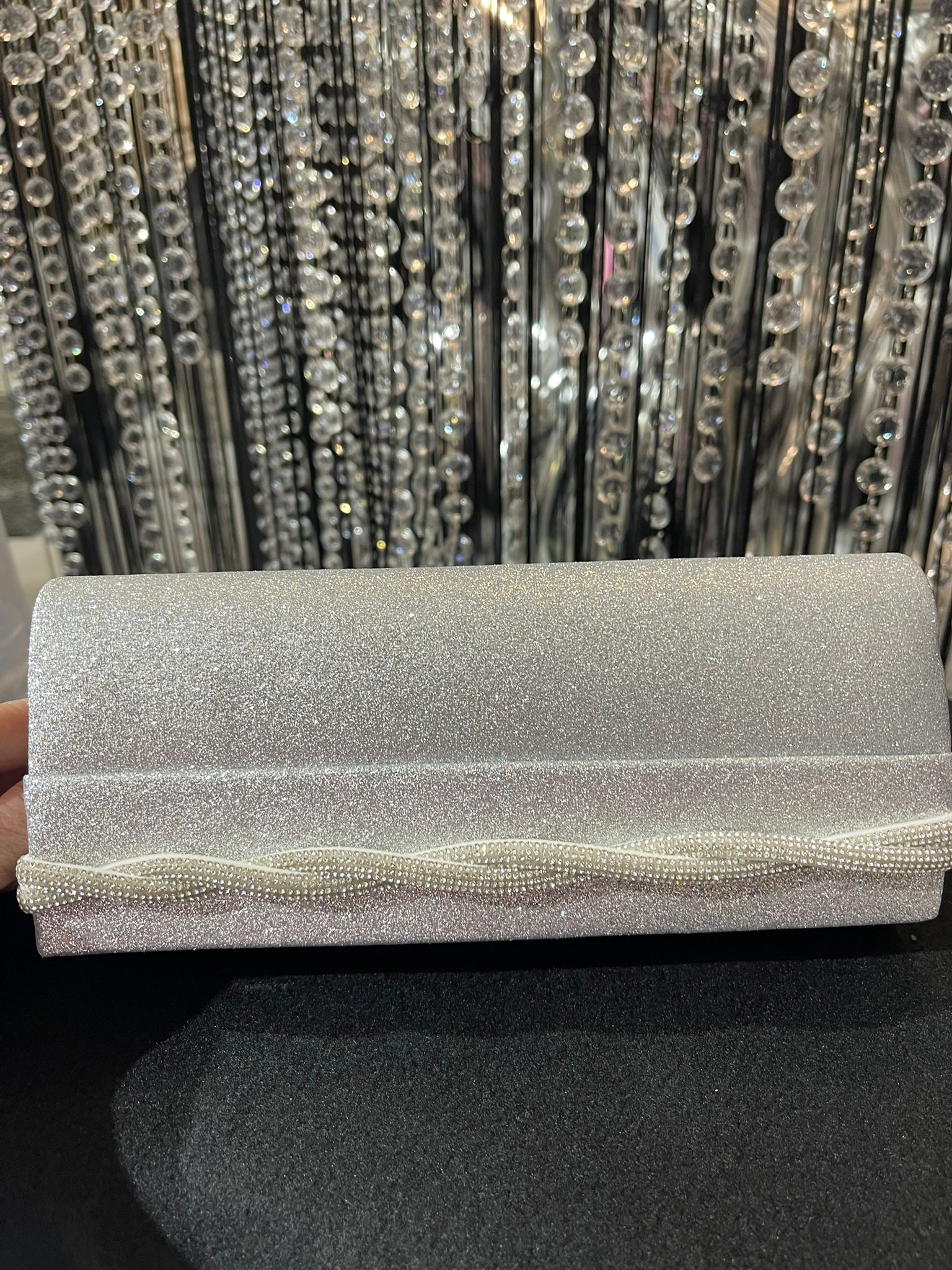 Kabelka spoločenská strieborná